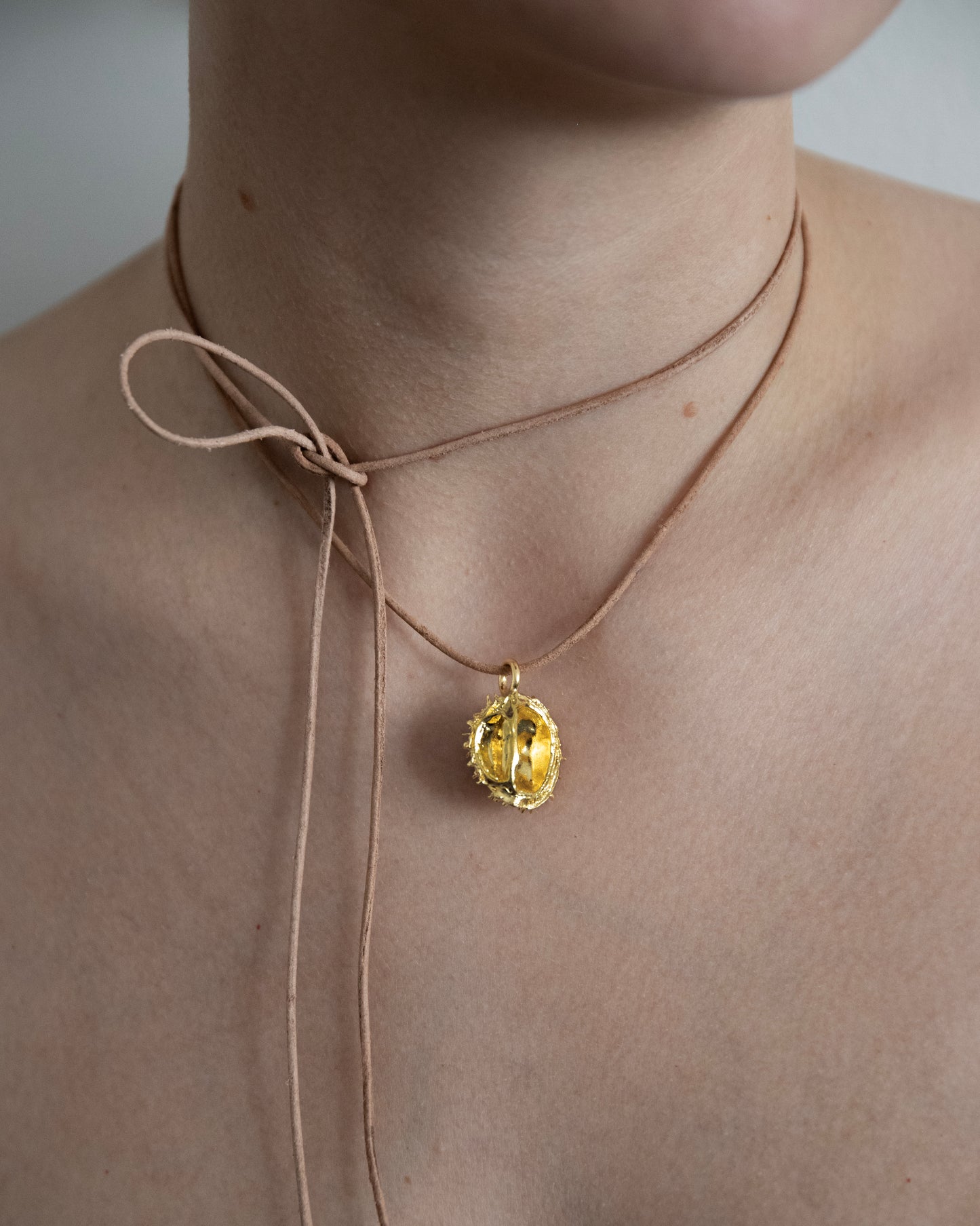 Chestnut pendant, gold