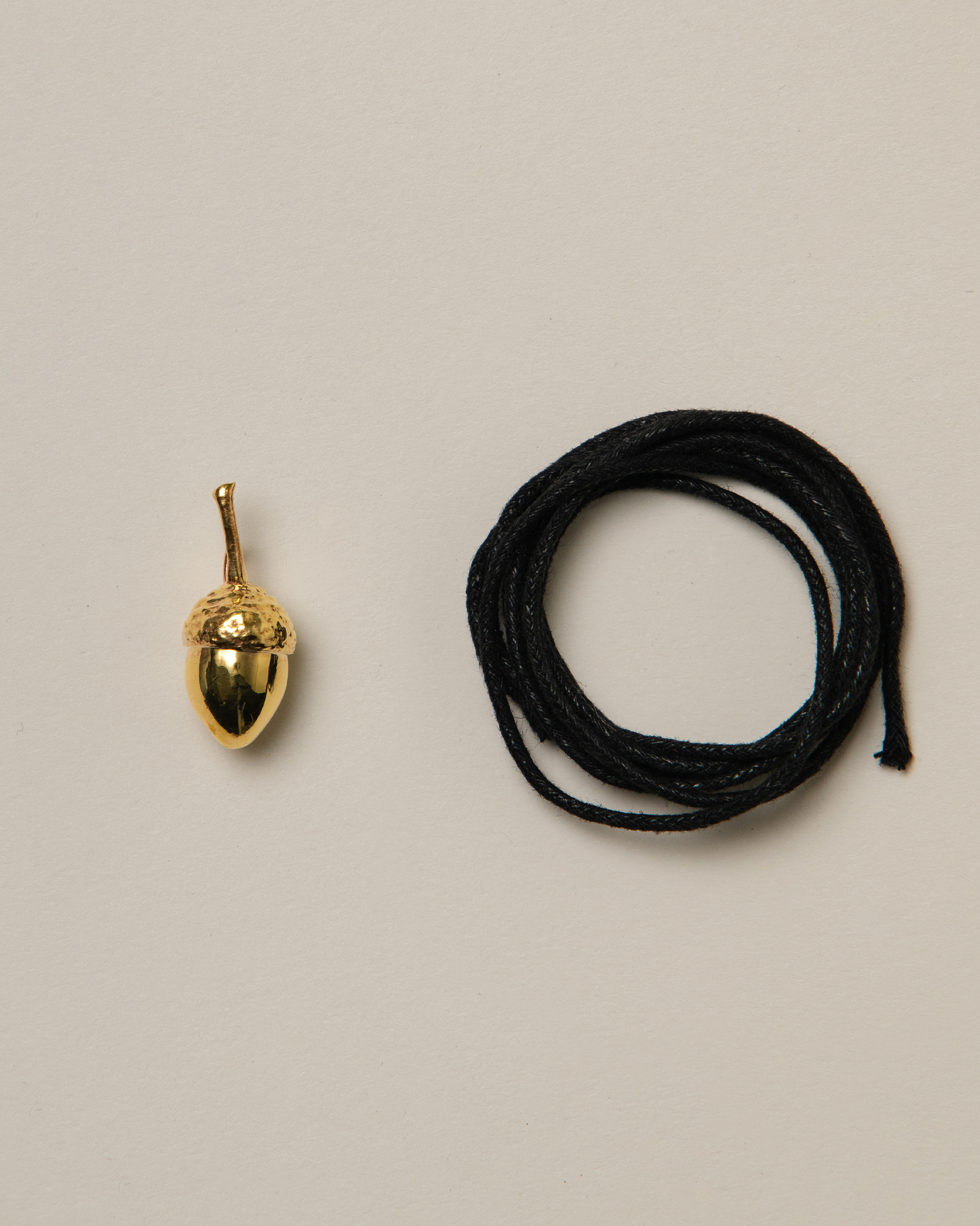 Acorn pendant, gold