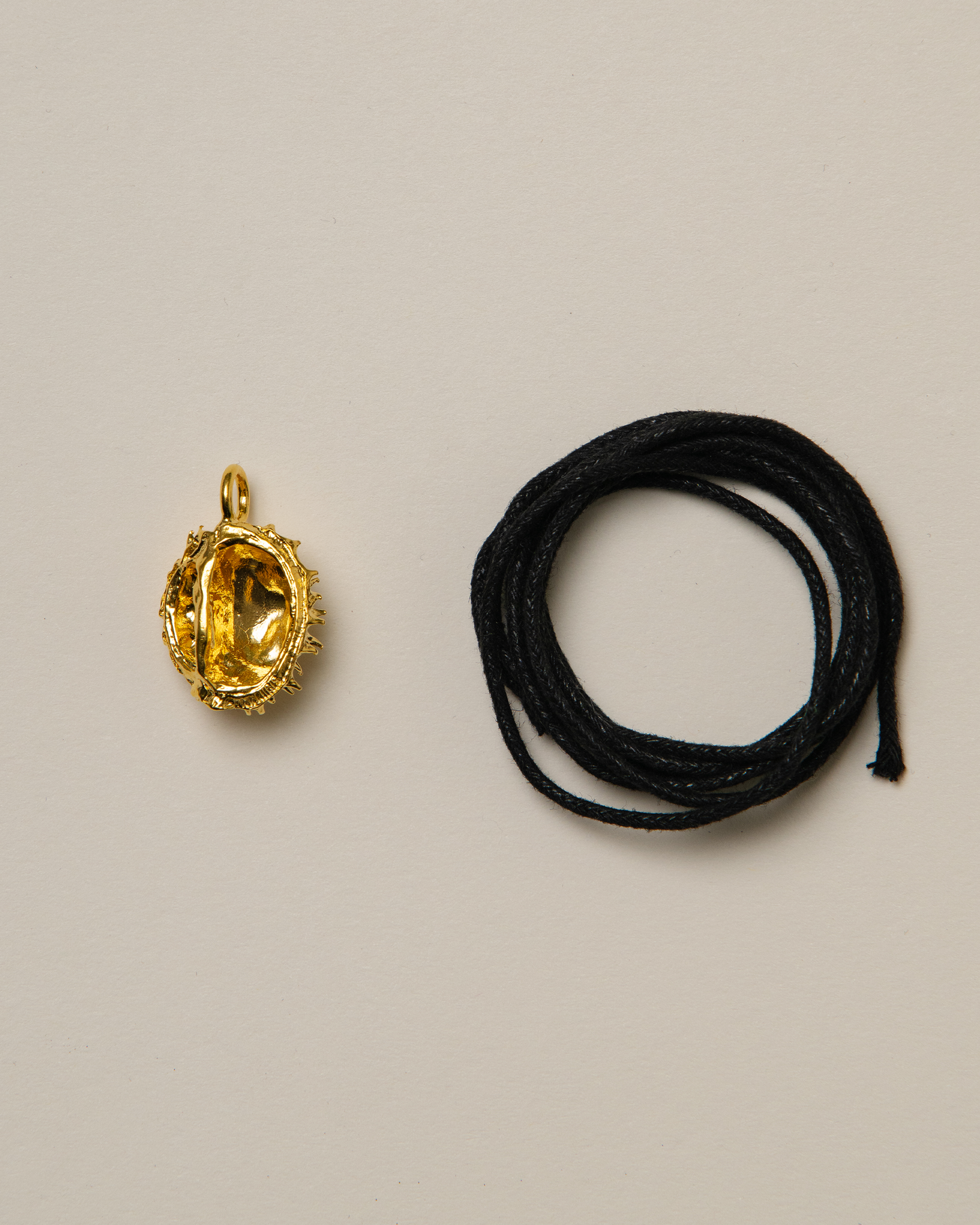 Chestnut pendant, gold