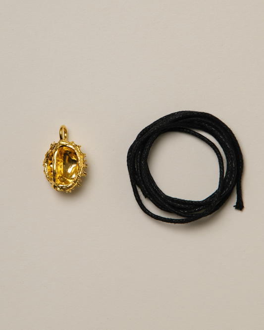 Chestnut pendant, gold