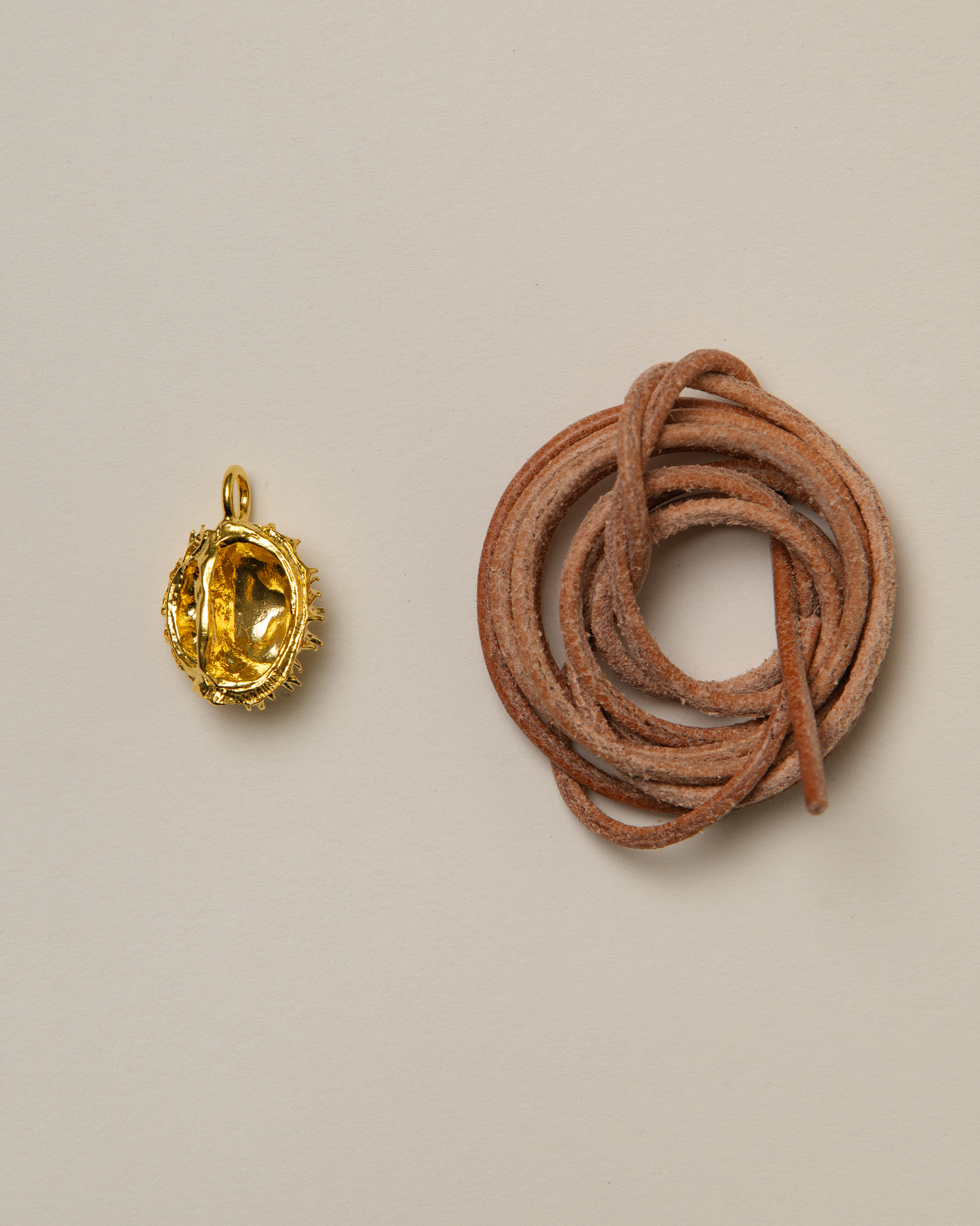 Chestnut pendant, gold