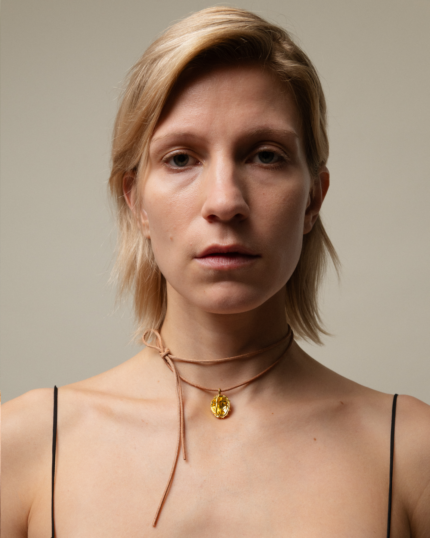 Chestnut pendant, gold